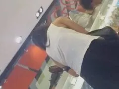 Casada Tarada Foi As Compras Com Seu Marido No Shopping De Saia E Sem Calcinha, Na Hora De Escolher O Sapato Ela Abaixou Mostrando Sua Buceta