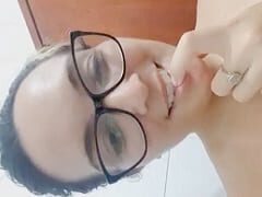 Branquinha De Oculos Gravou Esse Video Amador Pro Seu Namorado Chamando Ele Pra Fuder Com Ela E Exibindo Seu Corpo Peladinha