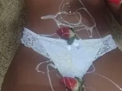 Morena Deliciosa Ficou só de Calcinha e Jogou Morango Com Leite Condensado em Seu Corpo Pra Mandar Pro Seu Ficante o Vídeo – Amadora