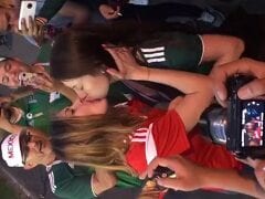 Copa do Mundo 2018: Duas Mexicanas Gatas Demais Ficaram se Pegando Antes do Jogo do México e a Rapaziada Ficou Louca Filmando