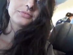 A CamGirl Dread Hot Resolveu Gravar um Vídeo Ousado, Onde Ela Masturba Seu Namorado no Avião Cheio e Também Toca na Sua Xereca