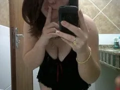 Bruna Casada Safadinha Tirou Fotos Peladinha e Usando Uma Lingerie Sexy Pra Mandar Pro Marido Que Estava Trabalhando, Mas Parou na Web