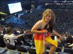 Copa Do Mundo 2018: Alemã Exibicionista Se Mostrando Peladinha Dentro Do Estádio