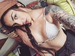 Dread Hot a Safada Deliciosa Que é CamGirl e Faz Vídeos Com Seu Namorado Improvisou Uma Cama no Sótão e Gravou um Vídeo Transando Muito