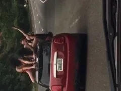 Duas Gostosas Ficaram Peladinhas no Teto Solar do Carro se Exibindo Pra Todo Mundo na Estrada e um Cara do Outro Veículo Filmou Tudo Direto de Miami EUA – Caiu na Net