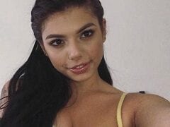 Gina Valentina a Brasileira Que Faz Sucesso Nos EUA Como Atriz Pornô Visitou o Brasil e Deu o ar da Sua Beleza Com Cara de Devassa no RJ