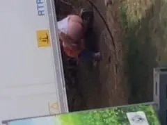 Mulher Foi Mijar Atrás do Caminhão e Colocou Sua Bunda em Evidência e a Galera Ficou Rindo Enquanto Flagrava Essa Cena – Amadores