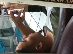 Rapaz Colombiano Deu Mole e Ficou Assistindo Putaria na Frente da Namorada Mas Ela Flagrou Tudo Pelo Espelho – Amadores