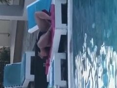 Amadora Safada Estava na Beira da Piscina em um Clube e Começou a se Masturbar Enlouquecidamente Enquanto a Galera Filmava Abismada – Caiu na Net