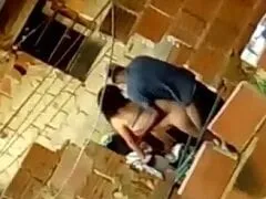 Casal de Namorados Foram Flagrados Chamando Bom no Quintal de Casa Numa Favela no RJ e Vizinho Filmou a Putaria – Amadores