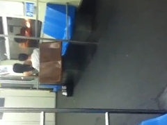 No Meio do Metrô a Novinha Começou a Sentar na Rola do Seu Namorado Mas um Outro Passageiro Acabou Flagrando – Caiu na Net