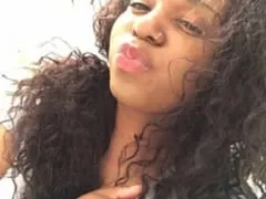 Raiane Mulata Deliciosa Ficou de Quatro Pro Namorado Socar a Piroca e Deixou Ele Filmar a Transa Enquanto Ela Gozava no Pau