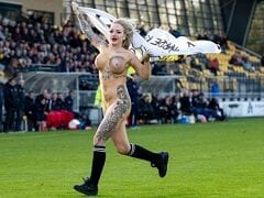 Gostosa Tatuada Entrou em Campo no Meio de Uma Partida de Futebol da Segunda Divisão do Campeonato Holandês e Levou a Torcida a Loucura