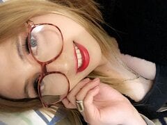 Lindiane Amadora Safada de Óculos Ficou de Quatro Com um Consolo no cu Masturbando Sua Bucetinha