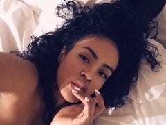 Pérola Negra Linda Demais Ficou Escutando Trap e Masturbando Sua Xereca Enquanto se Exibia de Forma Sensual