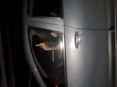 Casal Foi Flagrado Transando no Carro em Movimento na Auto Estrada e o Cara Ainda Mandou Dedo do Meio Pra Câmera – Amadores