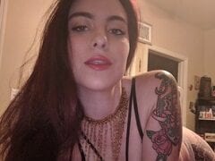 Susan Tatuada Gostosinha Demais Ficou se Masturbando Com os Dedos Mas Depois Pediu a Ajuda de um Consolo Enquanto Gravava Uma Live