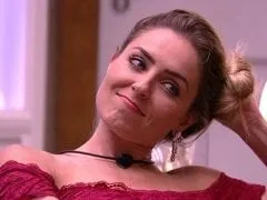 Paula Sperling a Advogada do BBB19 Apareceu Novamente Com os Seios a Mostra Trocando de Roupa no Quarto