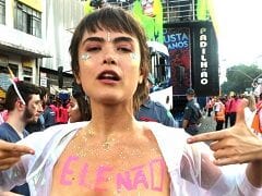 Maria Casadevall a Atriz Gata e Gostosa da Globo Fez Protesto em Bloco de Carnaval Contra o Bolsonaro Fazendo Topless Mostrando os Seios