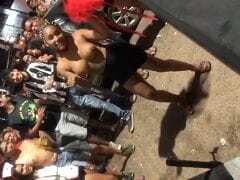 Carnaval 2019: Mulata Deliciosa de Peitos Grandes Perdeu a Linha no Meio do Bloco e Ficou Peladinha na Frente de Geral Rebolando – Caiu na Net