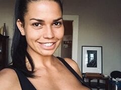 Ramona Riva Morena Deliciosa e Latina Exibida Gravou um Vídeo Chupando e Fodendo Com um Cara Que Conheceu no Tinder