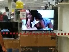 Em Pleno Shopping as Lojas Americanas Cometeram Uma Gafe e Vídeo Pornô Começou a Rodar na TV da Vitrine – Caiu na Net