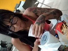Amanda Souza Foi Pro Mc Donalds e Comeu Batata Com Gostinho de Xereca Enquanto Exibia a Buceta Por Baixo da Mesa