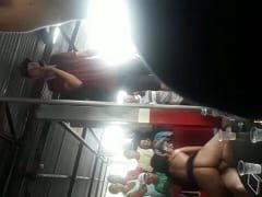 Bar da Putaria Com Duas Strippers Fazendo Sexo Explicito no Meio da Galera Enquanto Apresentador Narrava