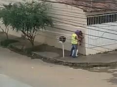 Casal Foi Flagrado Transando em pé na Calçada em Plena Luz do Dia e Vídeo Amador Foi Feito Por Morador – Caiu na Net