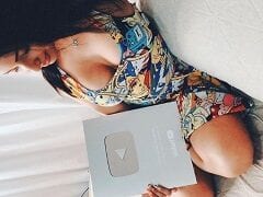 Emanuelly Raquel Youtuber e Stripper Maravilhosa Gravou um Vídeo Fazendo Uma Punheta Guiada e se Exibindo Peladinha