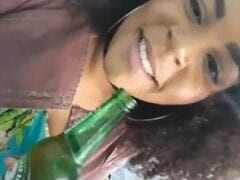 Érica Morena Cadela Foi Tomar Umas Cervejas no Bar e Gravou um Vídeo Filmando Sua Xereca Sem Calcinha Embaixo da Mesa – Caiu na Net