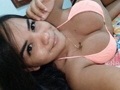 Beth Novinha de 20 Aninhos Ficou Mostrando Seus Peitos Grandes e Sua Rabeta Gostosa em Vídeo e Fotos Caseiras