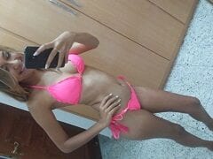 Juliana Mineira a Morena Ninfeta do Pornô Gravou um Vídeo se Exibindo Nua e Masturbando Sua Xereca Linda