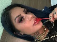 Tati Zaqui Comemorou Seu Clipe Novo Beijando fã Gostosa no Meio do Palco e Ainda Postou o Vídeo no Instagram