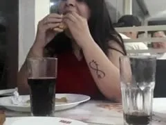 Natália Prado Foi Pro Habbib’s Com um Cliente Íntimo e Ele Filmou Sua Bucetinha Deliciosa Por Debaixo da Mesa – Amadora