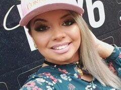 Mayara Kupffer Loira Bronzeada Muito Provocante se Exibiu Peladinha na Cama do Motel e Abriu um Sorriso Lindo