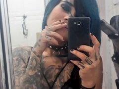 Juh Ink Tatuada Linda e Gostosa Demais Ficou se Masturbando em Casa e Mostrou Seu Bucetão de Quatro em Vídeo Caseiro