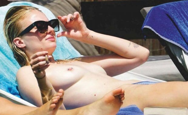 Sophie Turner A Sansa De Game Of Thrones Foi Flagrada Fazendo Topless 