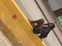 Negra Latina Ficou no Meio da Avenida se Masturbando Com Garrafa Pet em Público e Foi Filmada Pela Galera – Caiu na Net