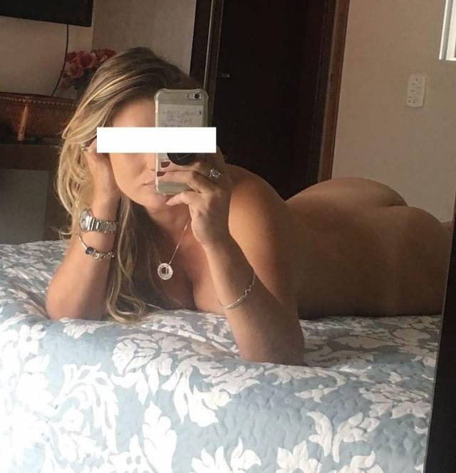 Stéfanie Loira Perfeita Demais Tirou Várias Fotos Peladinha Mostrando Suas Tetas Deliciosas E