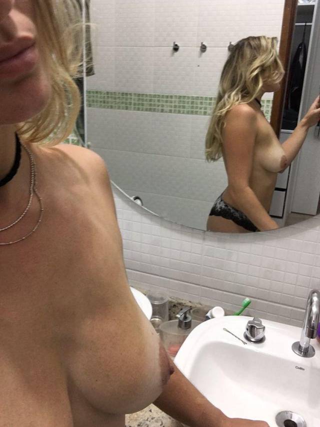 Stéfanie Loira Perfeita Demais Tirou Várias Fotos Peladinha Mostrando