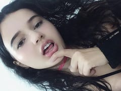 Paola Holmes Ninfeta Branquinha Deliciosa Está de Volta se Exibindo Peladinha e se Masturbando Gemendo Demais
