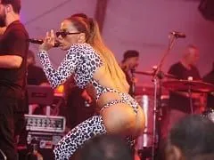 Anitta Deliciosa Fez um Show Usando Uma Calça Com as Nádegas de Fora e Ficou Rebolando no Chão Exibindo Essa Bunda Maravilhosa