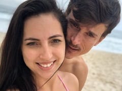 Melissa Lisboa Fez um Vídeo Selfie se Exibindo e Atrás Seu Namorado Estava Fodendo a Sua Amiga Nina Lins