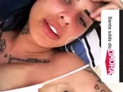 Tati Zaqui Funkeira Deliciosa Estava Respondendo um Stories do Instagram e Acabou Pagando Peitinho