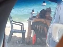Casal Quase Quebrou a Cadeira Fazendo um Sexo Explicito na Praia e Foram Flagrados Por um Cara Dentro do Carro – Caiu na Net