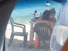 Casal Quase Quebrou a Cadeira Fazendo um Sexo Explicito na Praia e Foram Flagrados Por um Cara Dentro do Carro – Caiu na Net