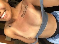 Caren Delicia de Ninfeta Morena Tatuada Tirou Fotos Picantes Exibindo Seu Corpo nu e Acabou Parando na Net