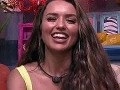 BBB20: Rafa Kalimann Influencer Gostosinha Demais Deu Mole De Novo e Parte da Teta Colocando Uma Roupa