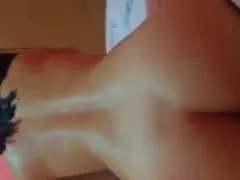 Morena espetacular ficou de costas pro seu ficante dando uma sentada gostosa e deixou o seu parceiro louco de prazer – amadores